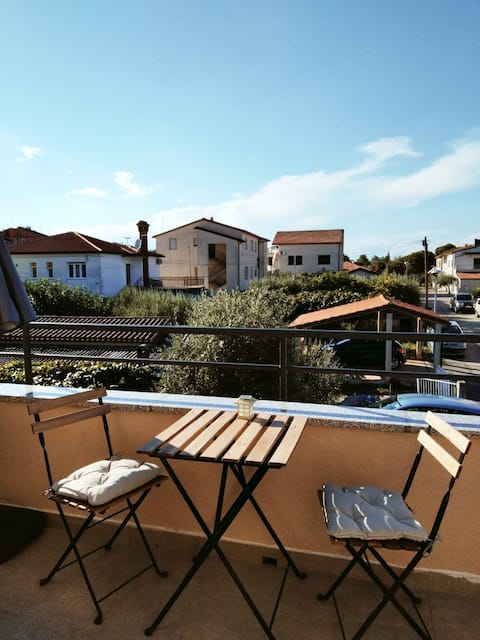 Top Airbnb: Cozy Studio • 50m from Beach • Balcony • Parking in Grad Umag