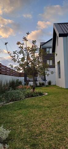 Home in secure estate! gallery image 3