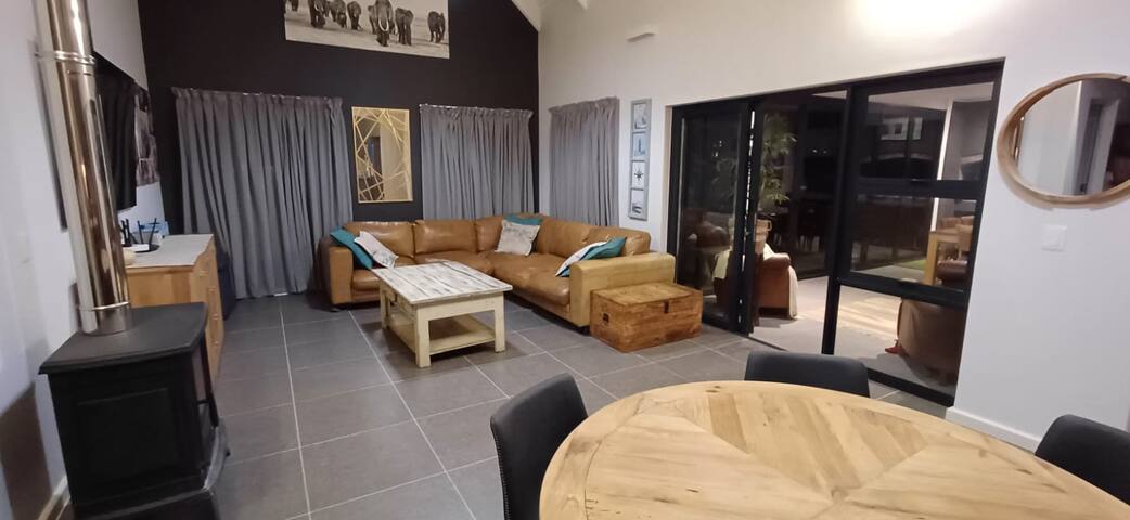 Home in secure estate! gallery image 4