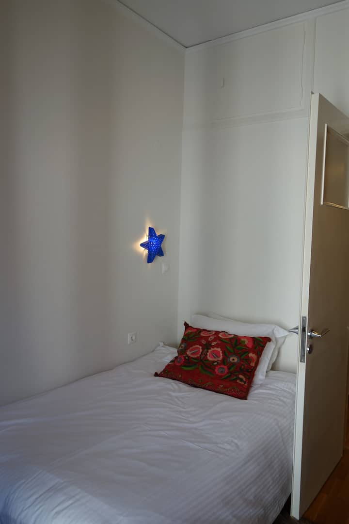 SPAVAĆA SOBA 2- UGLAVNOM DJEČJA SPAVAĆA SOBA, ALI LAKO MOŽE SMJESTITI ODRASLE OSOBE NA UDOBNOM KREVETU ŠIRINE 135 CM!