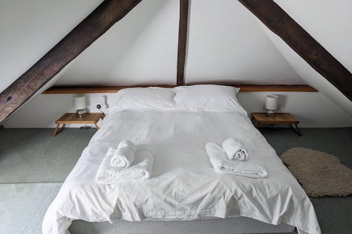 King size mezzanine platform bed - Tafadhali kumbuka kuna chumba cha kulala kilichopunguzwa kwenye mawimbi. 