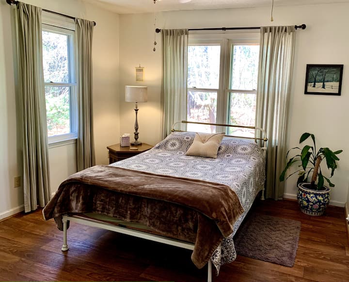 חדר שינה עם שקיעה (מלא)