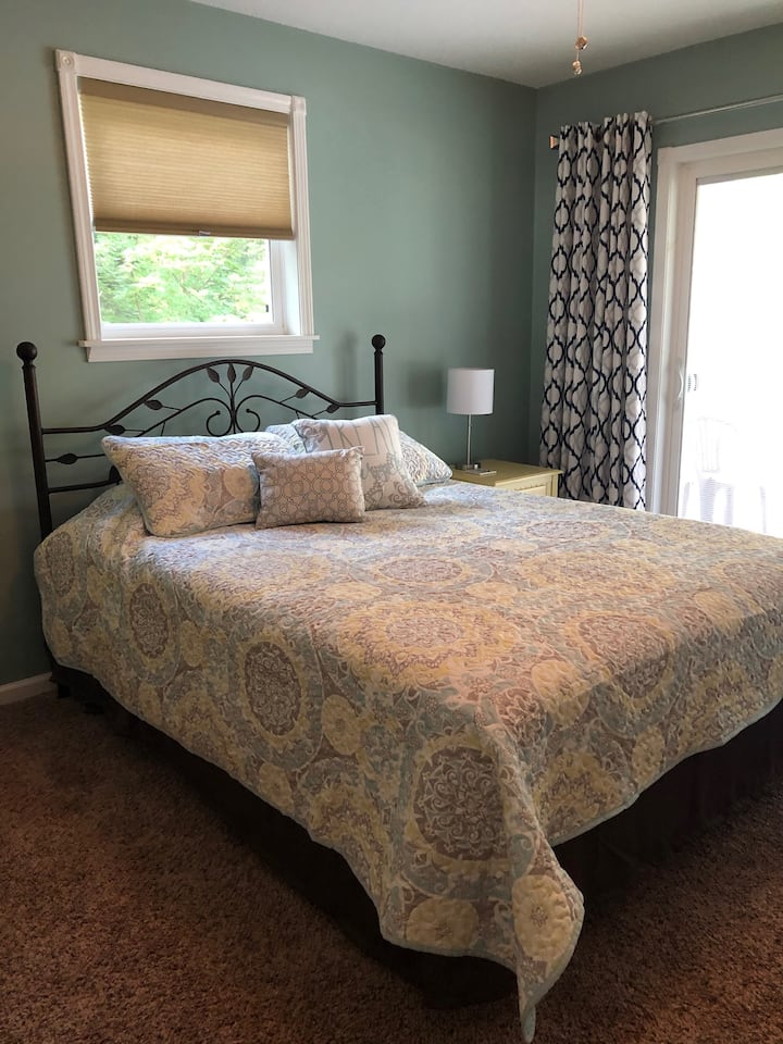 Chambre avec accès au balcon.