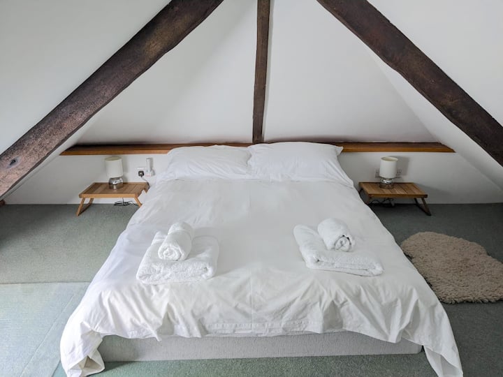 Cama de plataforma king size de Little Barn. Por favor, ten en cuenta que el espacio libre restringido en los aleros