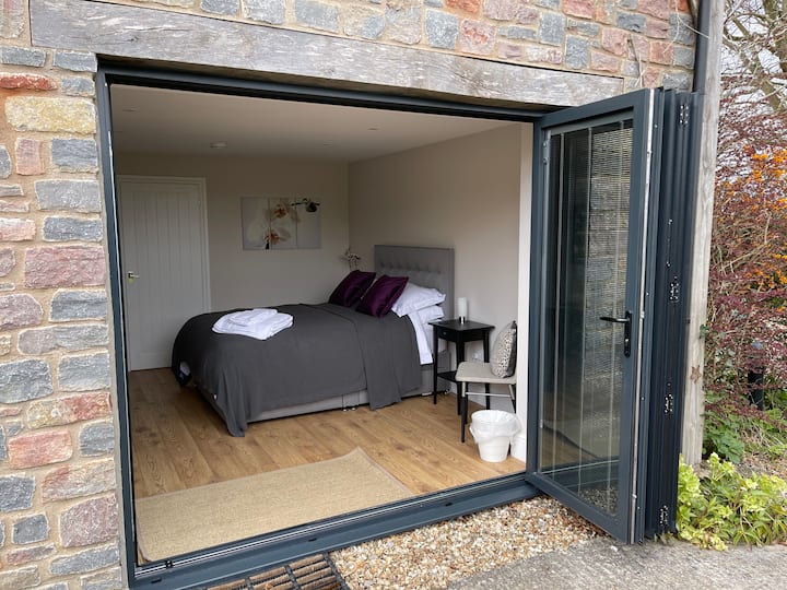 غرفة النوم 2 أبواب ثنائية الطي مطوية للخلف.