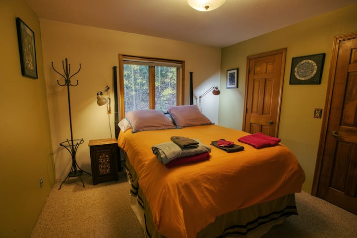 Glavna spavaća soba na katu s bračnim krevetom (širine 150 - 179 cm).  

Casper madrac.

Svi kreveti europskog stila s debelim pokrivačima