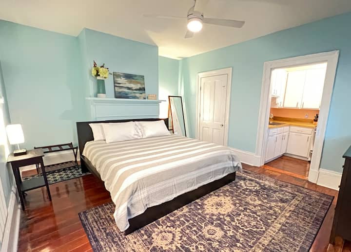 Спалня с суперголямо двойно легло и пълен скрин. Спалнята е обляна от естествена светлина.

И двете лампи на нощното шкафче имат зарядни устройства. 