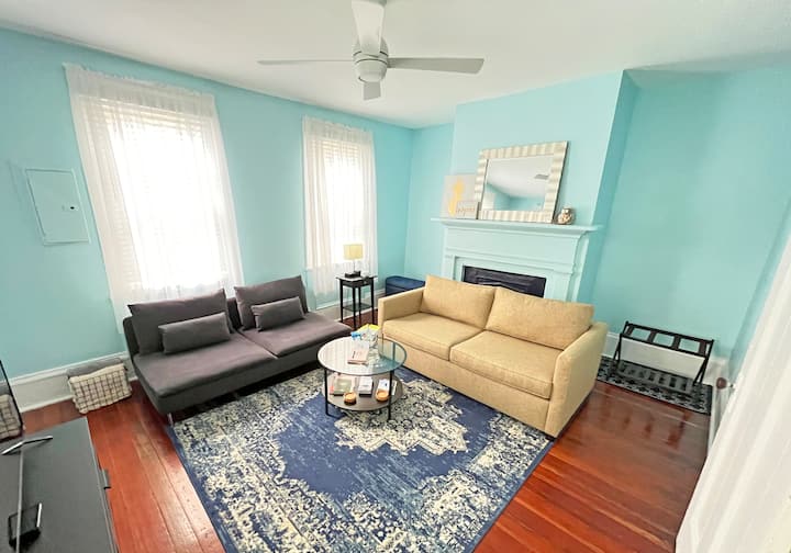 Всекидневна с много естествена светлина и две места за сядане. 

Премиум кабелна телевизия, Apple TV (Netflix, HBO, Hulu, Showtime и др.) и Bluetooth (безжично) стерео уредба.

Моля, имайте предвид, че диванът за тен е второто разтегателно легло на следващата снимка.