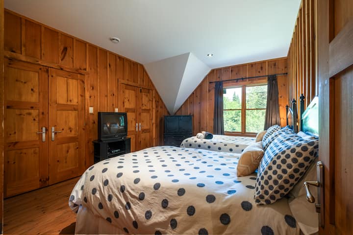 חדר שינה עם מיטות זוגיות