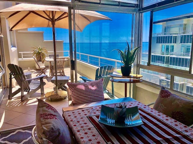 Sunny 2 Bed Compact Apartment with great sea views