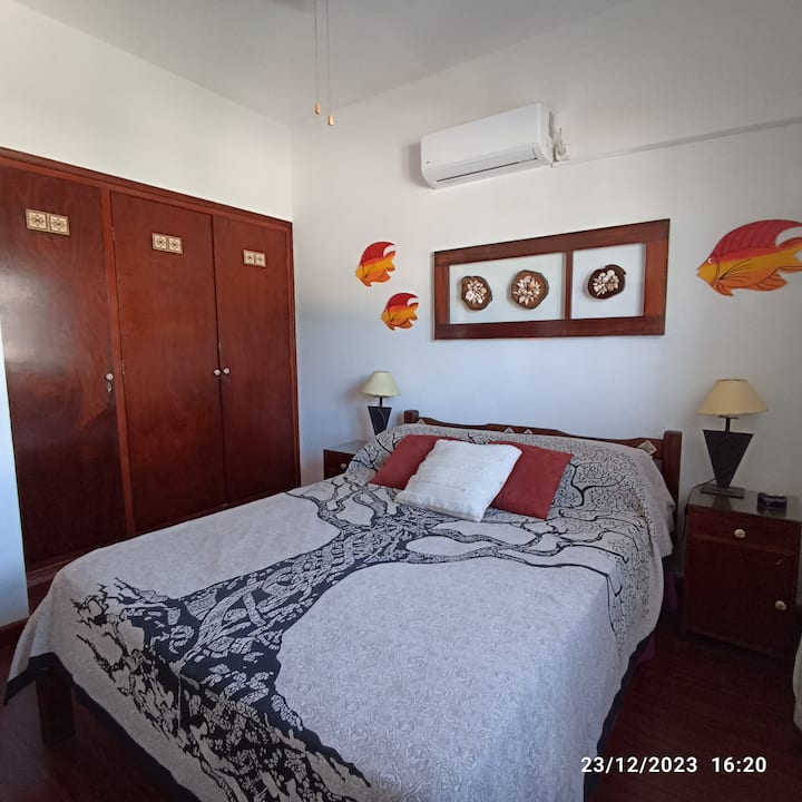 חדר שינה עם מיטה זוגית, מאוורר תקרה ומזגן, נוף לים וסן אנטוניו היל