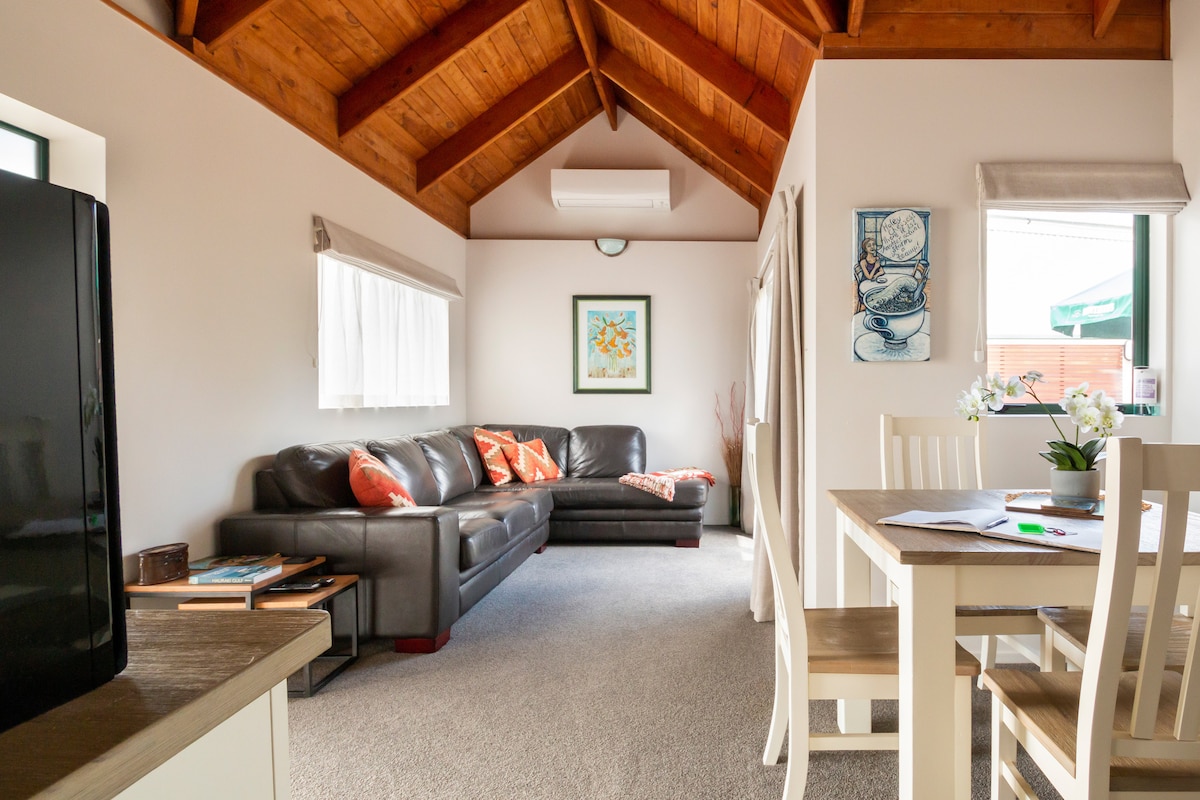 Successful Airbnb property: CoromandelCentral LuxuryWithSpa~CBD Central in Thames Coromandel District North