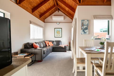 Successful Airbnb property: CoromandelCentral LuxuryWithSpa~CBD Central in Thames Coromandel District North