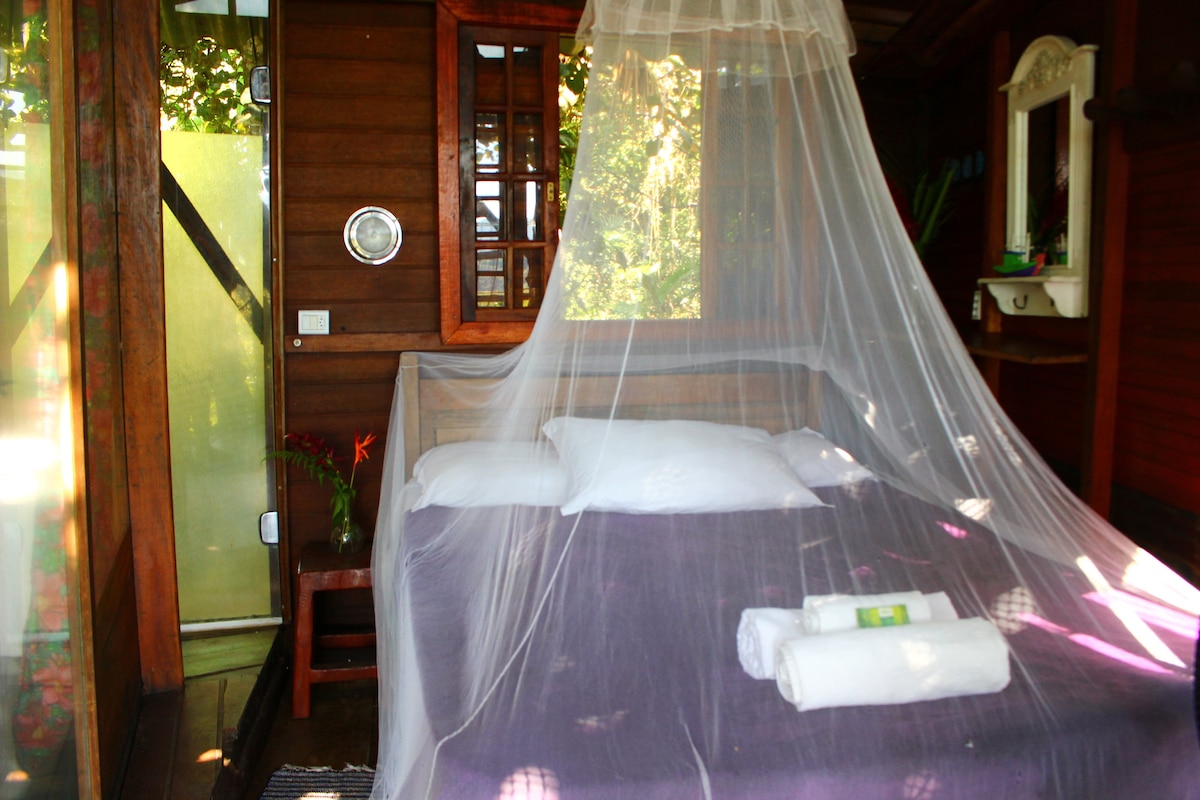 Cama de casal com mosquiteiro