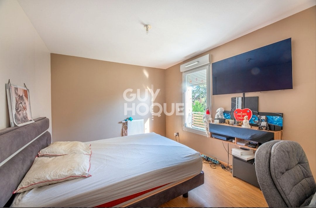 Dormitorio principal de 12 m2 tranquilo, con vistas al parque con armario empotrado.
Cama King Size de alta gama André Renault: 160 cm de ancho con colchón de espuma de memoria de forma + colchón. ¡Gran comodidad!