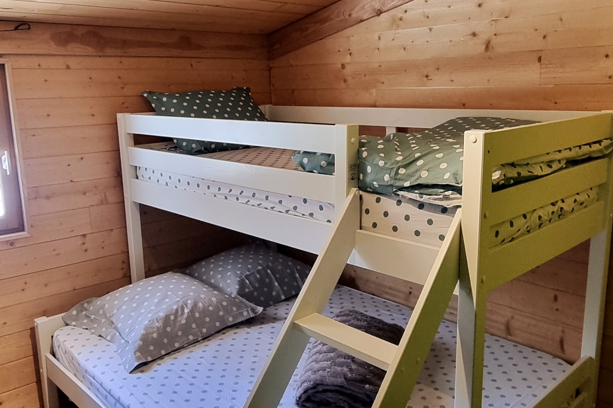 V najväčšej izbe sa môžu ubytovať až 4 osoby na poschodovej posteli pozostávajúcej z 1 manželskej postele 140*200; 1 horné lôžko 90*200; 1 posteľ v zásuvke 90*190