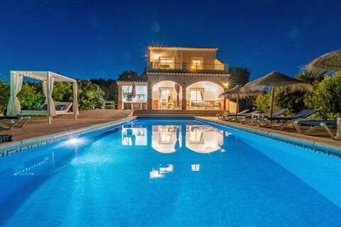 Villa Botin,Heated Pool, Wifi, A/C,BBQ, Sea View !