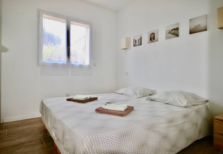 Casa Mattiste
Вашата стая ви очаква, леглото ви е оправено при пристигането ви.
Единични легла близо една до друга, за да направите 160