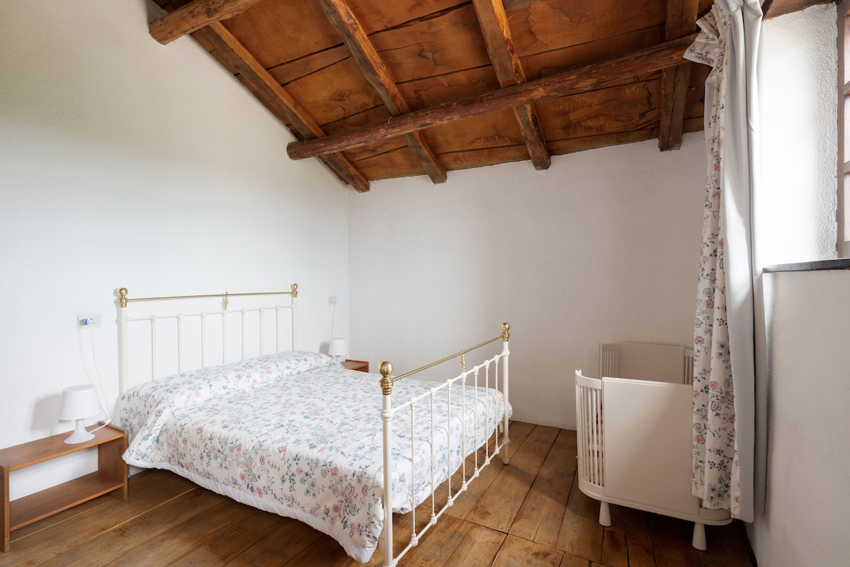 ორადგილიანი საწოლი და საბავშვო საწოლი