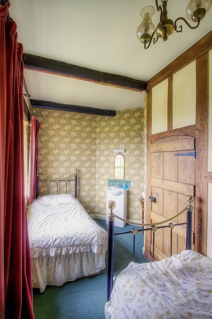 2nd floor twin bedroom