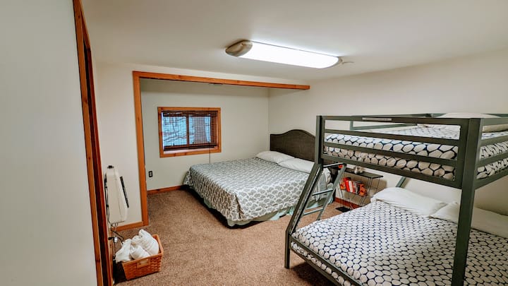 ห้องนอน 2 - ห้องนอนชั้น 2 พร้อมเตียงควีนไซส์ 2 หลัง เสนอที่พักที่ยอดเยี่ยมสำหรับผู้เข้าพัก 4 คน เครื่องปรับอากาศแบบแยกส่วนให้ทั้งเครื่องทำความร้อนและทำความเย็นและให้ผู้เข้าพักเพลิดเพลินกับการนอนหลับฝันดี