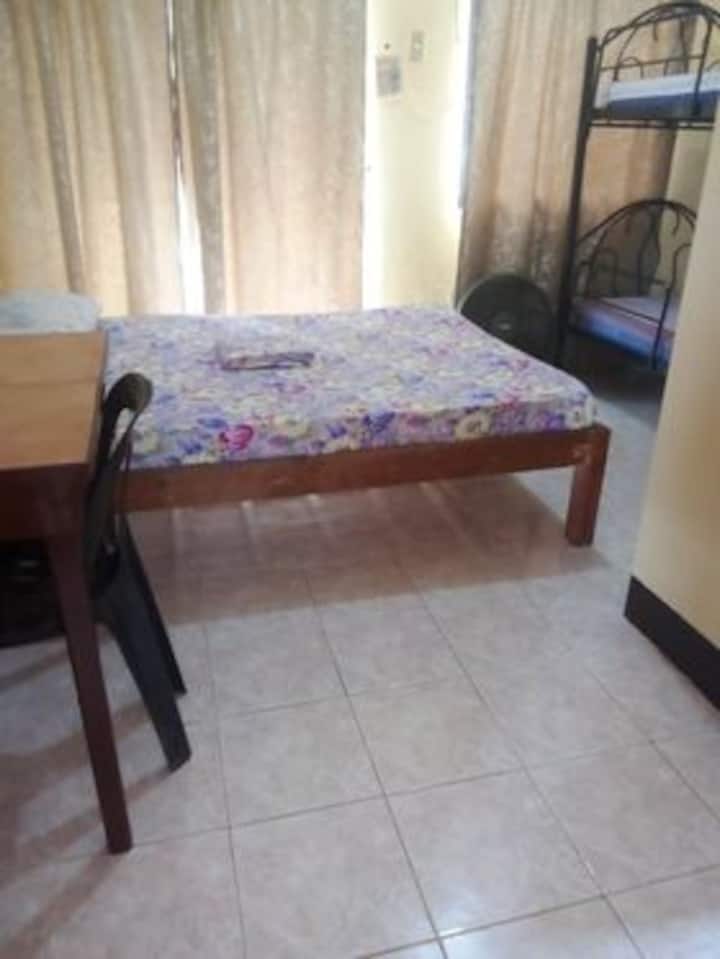 Спалня 3: 4 души
1 двойно легло; 1 двуетажно легло (единично/единично)
с баня