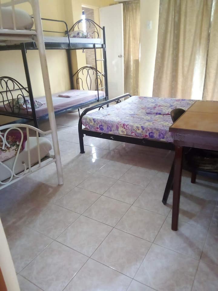 Спалня 2: 6 души
1 голямо двойно легло; 2 двуетажни легла (единични/единични)