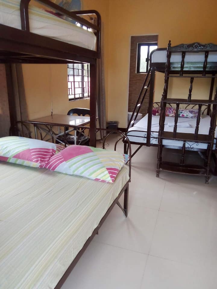 Спалня 1: 5 -6 души
2 двуетажни легла (горно единично легло/долно двойно легло)