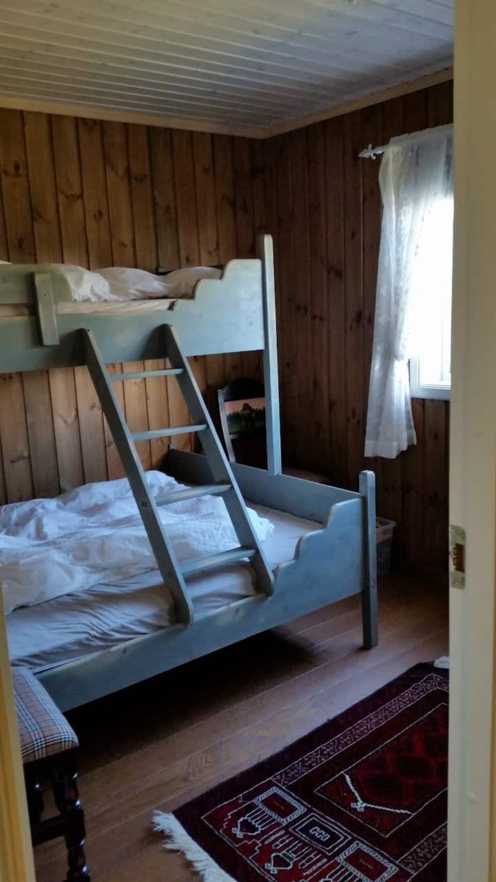 鏡付きの類似の寝室が2つあります。階下に150 cmのベッドがあり、90 cmアップ