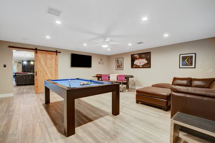 Close to Strip! Pool | Spa | Roulette Table | Golf gallery image 3