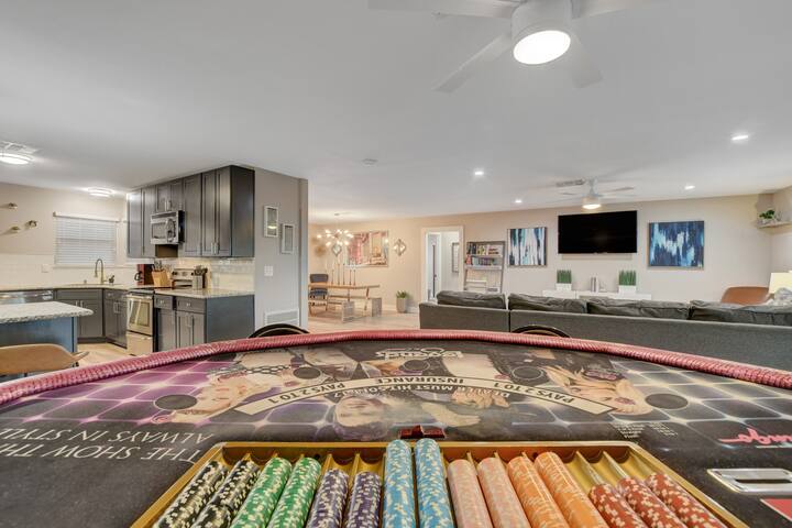 Close to Strip! Pool | Spa | Roulette Table | Golf gallery image 4