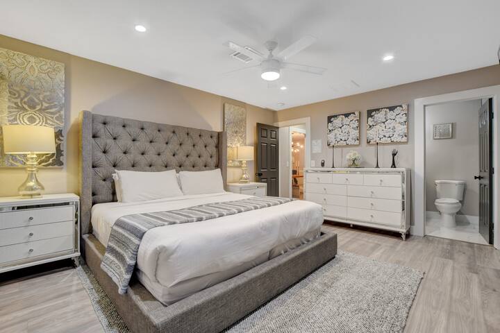 Close to Strip! Pool | Spa | Roulette Table | Golf gallery image 5