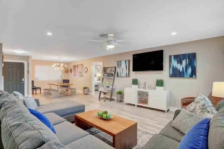 Close to Strip! Pool | Spa | Roulette Table | Golf gallery image 2