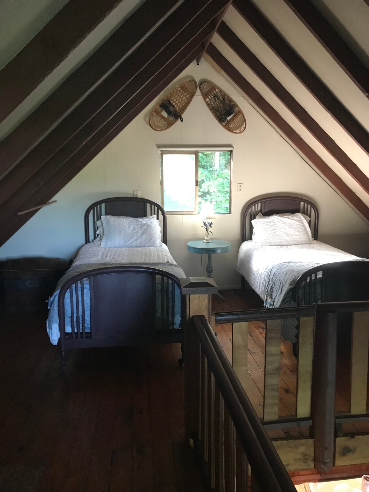 брачни кревети (широки 125 - 149 см) во поткров