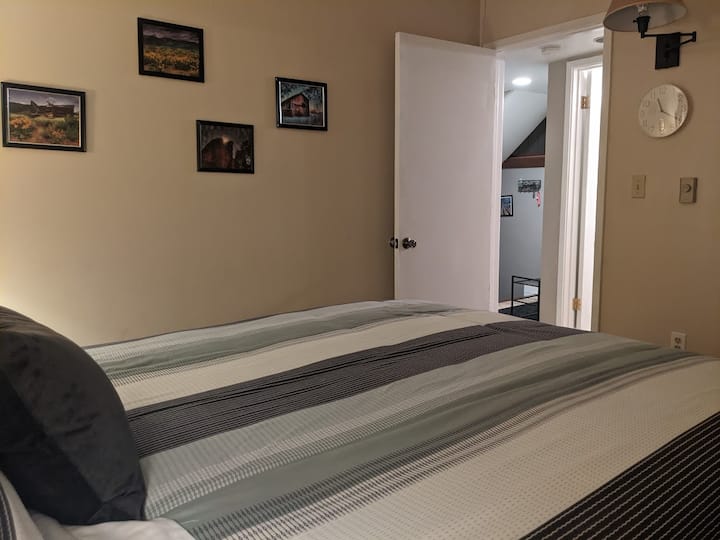 Ubao wa kupiga pasi/pasi hutolewa katika mojawapo ya vyumba vya kulala ikiwa inahitajika.