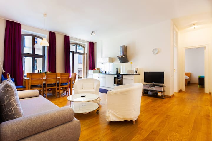 11D Landmark /Checkpoint Charlie/121m2/2BATH/3BR