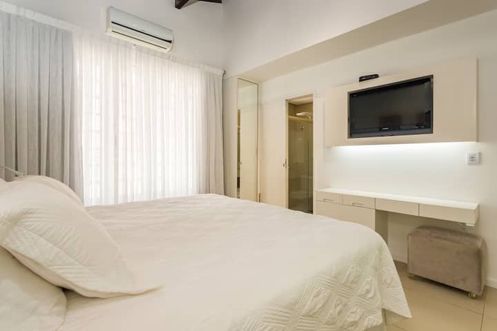 Master suite king bed, no flat terrain 