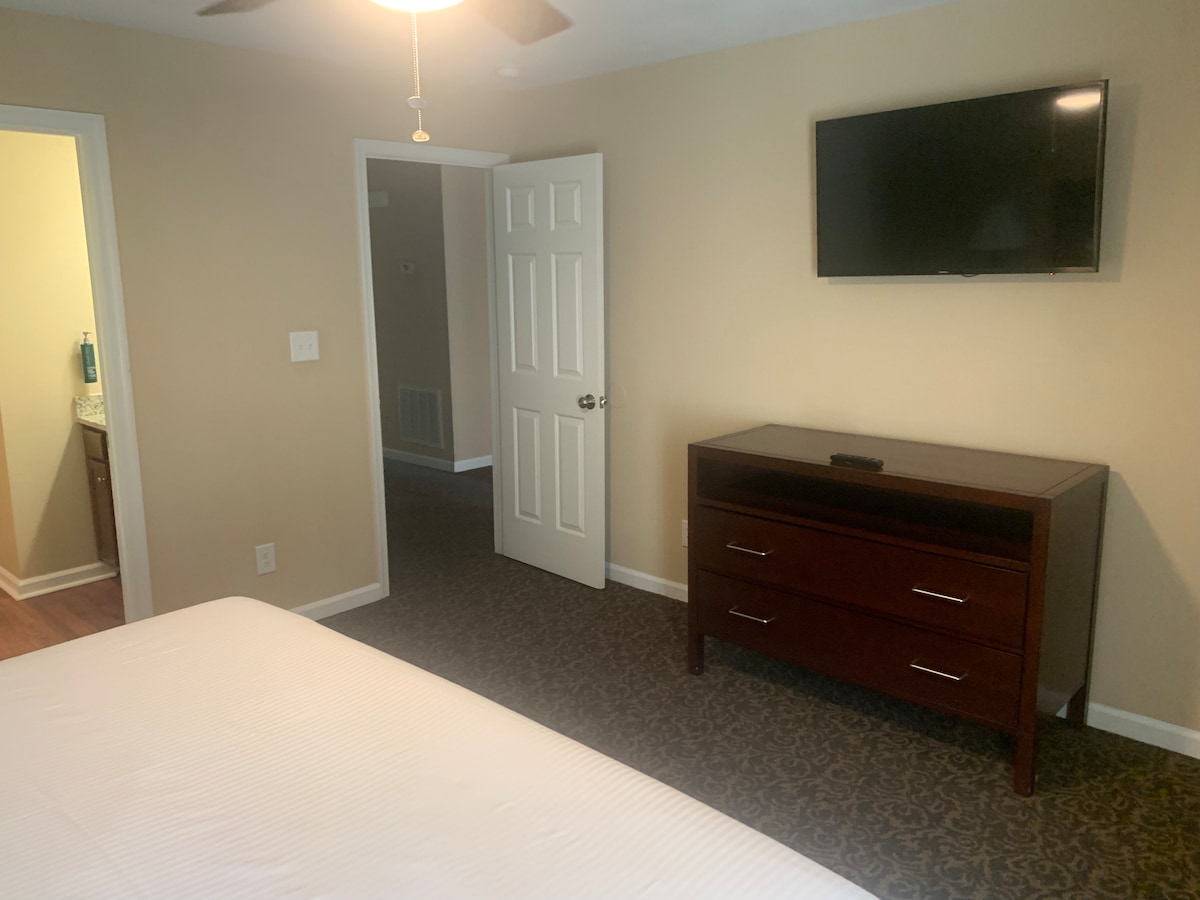 ¡Tu habitación está equipada con TV y almacenamiento para tu ropa!