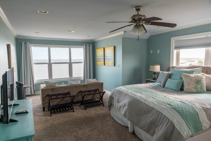 Schlafzimmer im Obergeschoss mit einem Kingsize-Bett