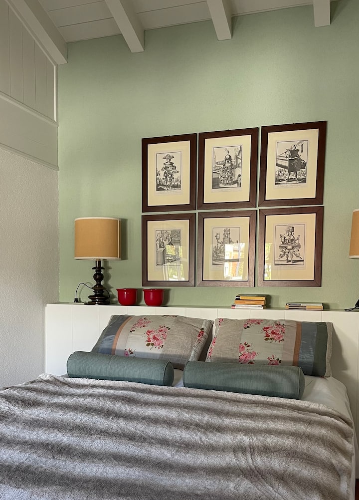 ห้องนอนสีเขียวมีระเบียงที่สวยงาม