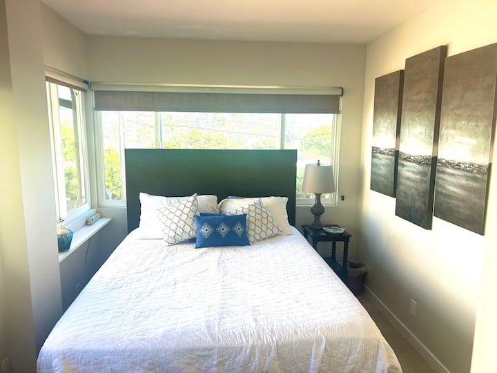 Druhá spálňa, menšia manželská posteľ, skriňa v plnej veľkosti, zatemňovacie závesy. Jednolôžko navyše v skrini. Vankúše a posteľná bielizeň navyše.