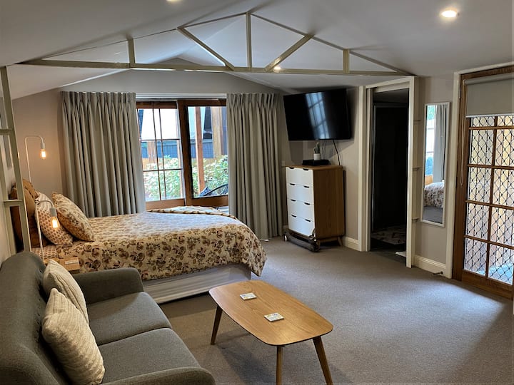 Изглед от кухненския стол към предната част на бунгалото