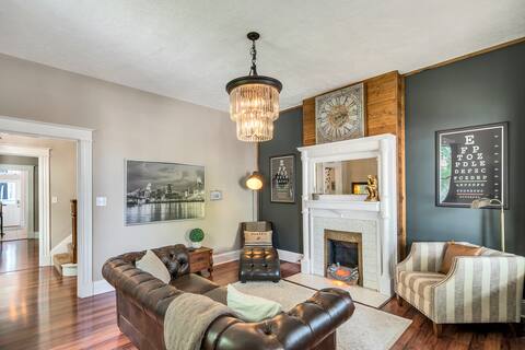 Hot Tub, Movie Theatre & great yard at Dr Duttons