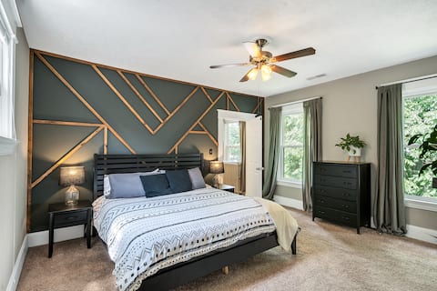 Hot Tub, Movie Theatre & great yard at Dr Duttons