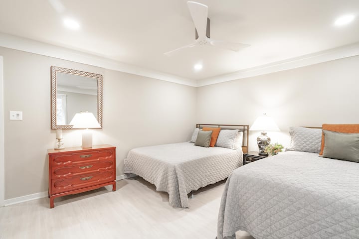 Спална соба бр. 2, два брачни кревета