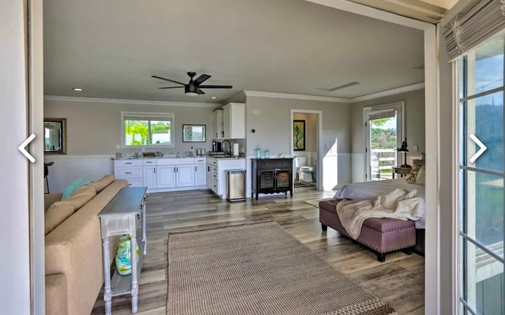 Mtindo wa studio sehemu ya kuishi w/mapambo ya kisasa.