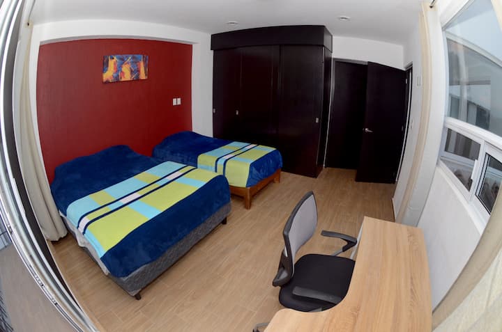 Ამ ოთახს აქვს არაჩვეულებრივი ხედი და საკუთარი მინი-მოგზაურობა! Ასევე, სამუშაო სივრცე!