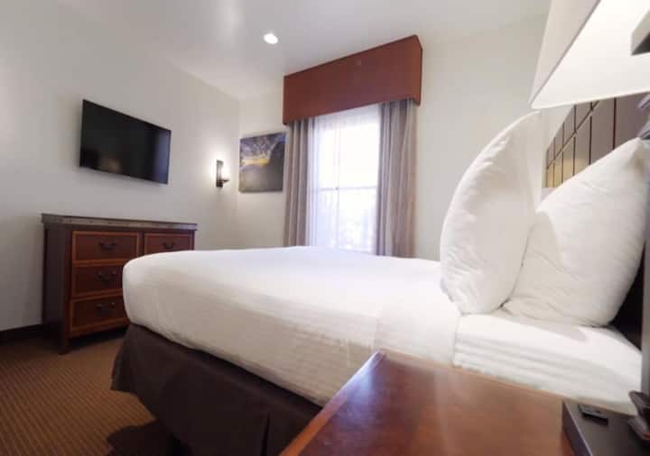 Tu cómoda cama tamaño queen está esperando tu llegada. 