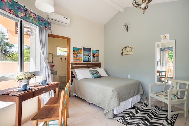 מיטת תינוק ושולחן לארוחות