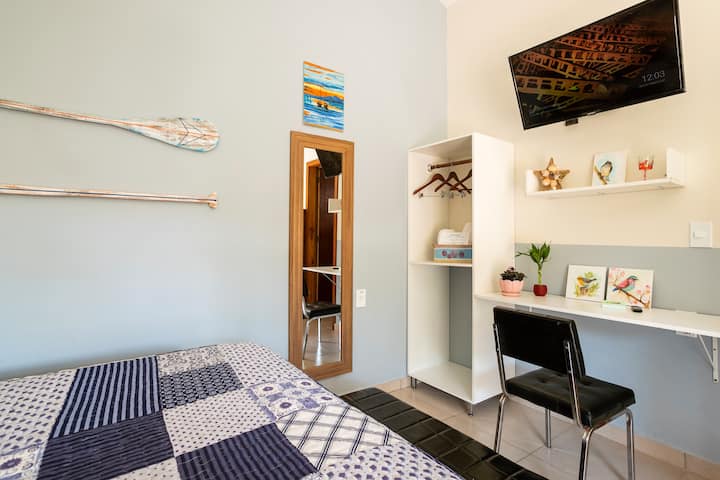 Espacio de oficina en casa, armario y TV inteligente para entretenimiento